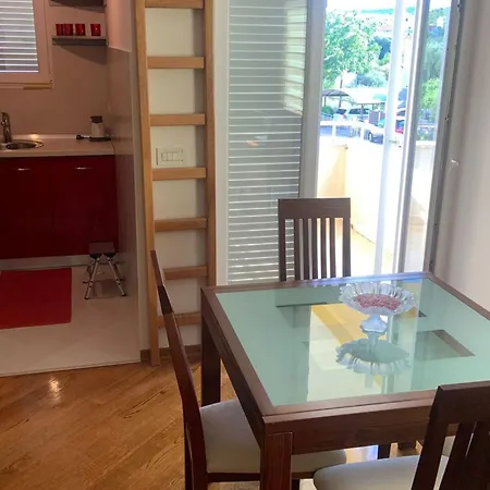 With Balcony And 1 Διαμέρισμα